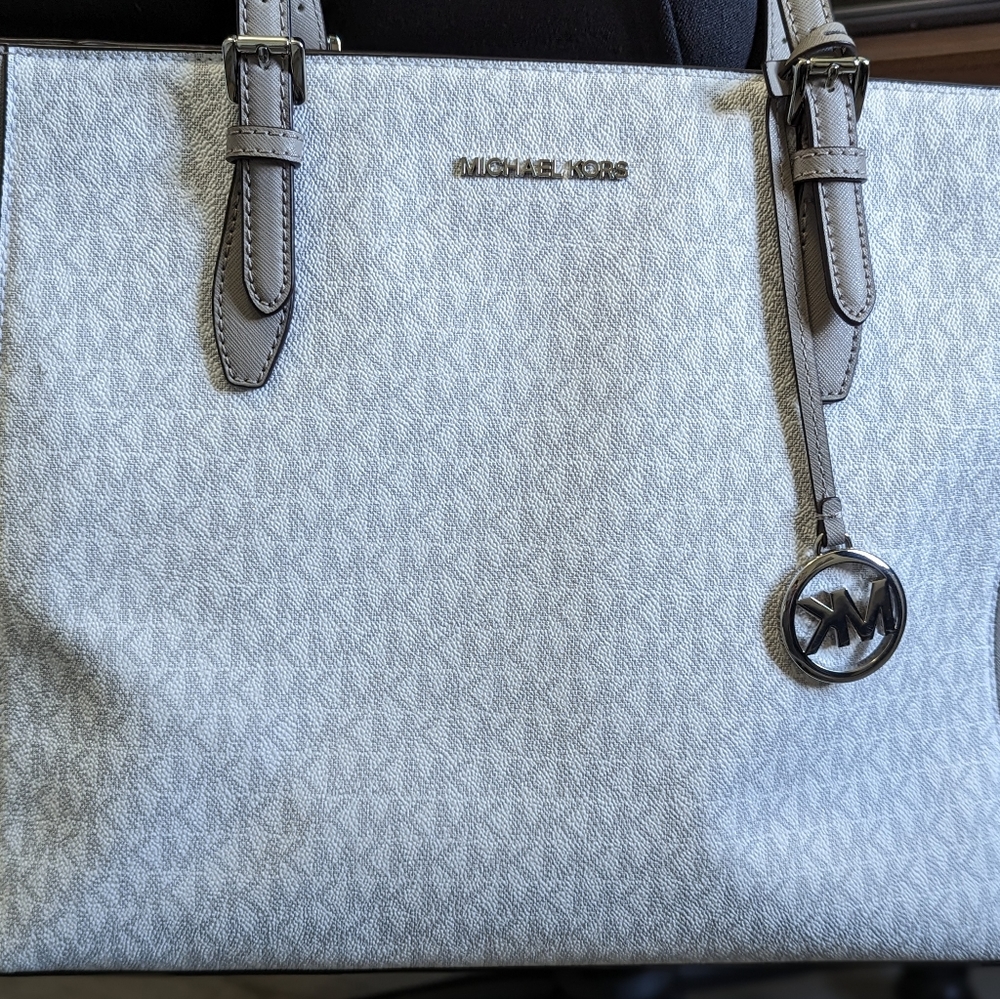 Michael Kors Drawstring Large Top Zip Laptop Signature Tote in Gray and white